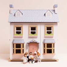 Load image into Gallery viewer, Le Toy Van Wooden Dolls House Family